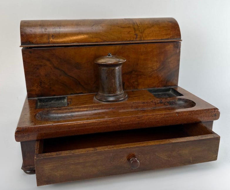 ANTIQUE EDWARDIAN OAK WOOD STATIONERY AND INKSTAND DESK BOX: Antique English Edwardian oak writing desk cabinet and stationery box featuring a sloping hinged top that opens to a tiered document sorting interior, paired with a fitted lower tier housing a central