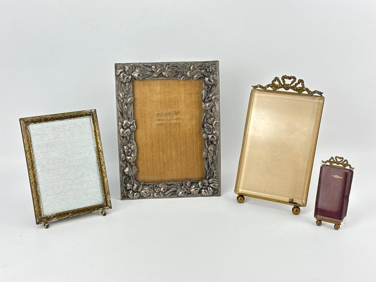 LOT OF FOUR ANTIQUE PICTURE FRAMES (1 of 11)