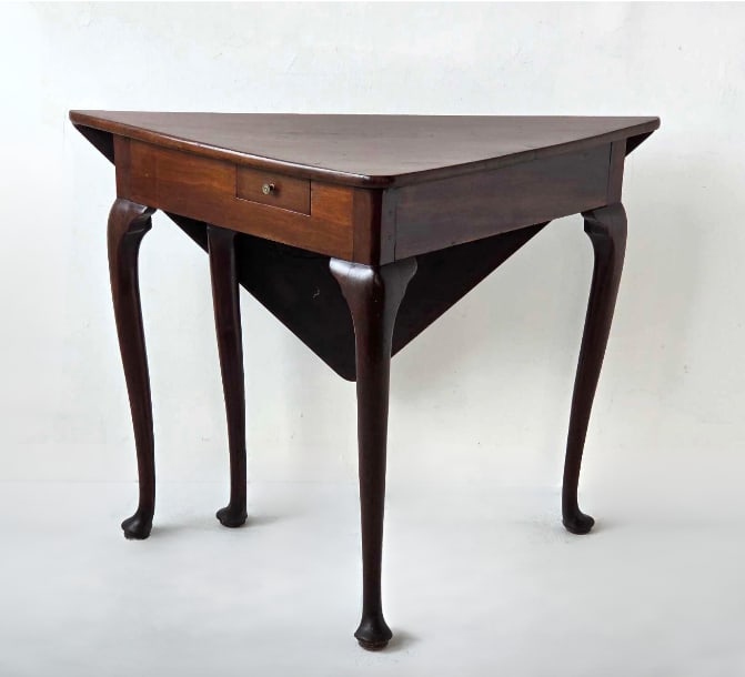 ANTIQUE GEORGE II MAHOGANY DROP LEAF HANDKERRCHIEF TABLE (1 of 15)