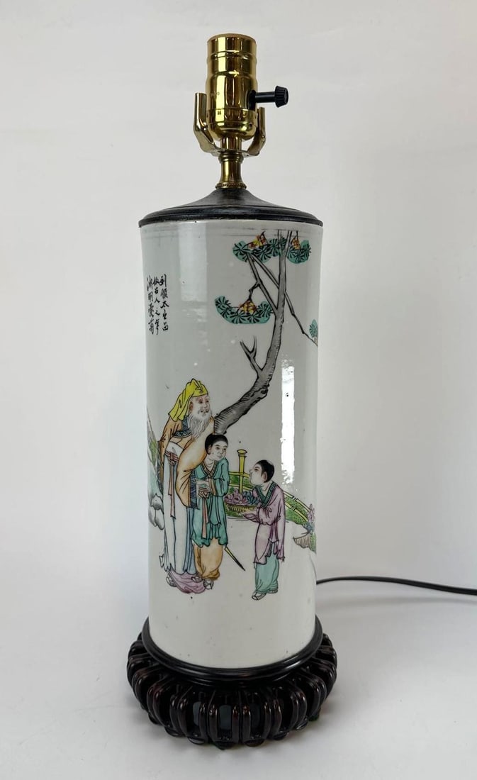 ANTIQUE CHINESE REPUBLIC PERIOD FAMILLE VERTE PORCELAIN HAT STAND LAMP: Cylindrical Republic period Chinese porcelain hat stand converted into a table lamp hand-painted with an elder scholar and young attendants beneath a pine tree beside a calligraphic inscription mounte