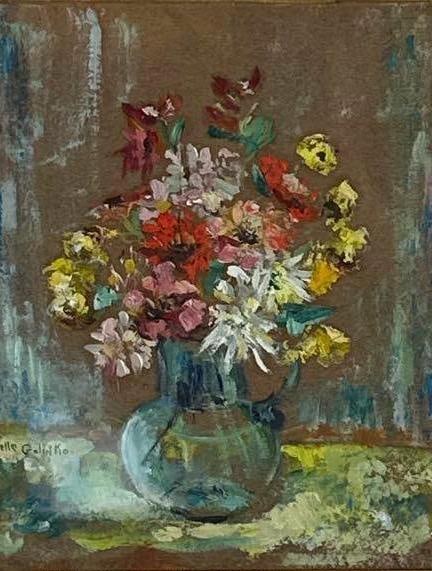 BELLE GOLINKO VINTAGE IMPRESSIONIST FLORAL STILL LIFE OIL PAINTING: Mid-century impressionist style oil on board painting by listed New York artist Belle Golinko depicting a vibrant bouquet of multicolored wildflowers arranged in a glassy teal vase presented in an ele
