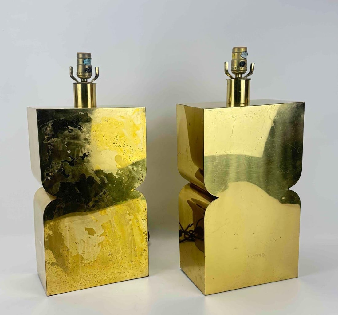 PAIR OF VINTAGE CHAPMAN GEOMETRIC BRASS TABLE LAMPS: Pair of vintage mid-century modern brutalist architectural table lamps with a polished brass finish. Approximate Dimensions: 21” H X 9.5” W X 6” D Artist or Maker: Unknown