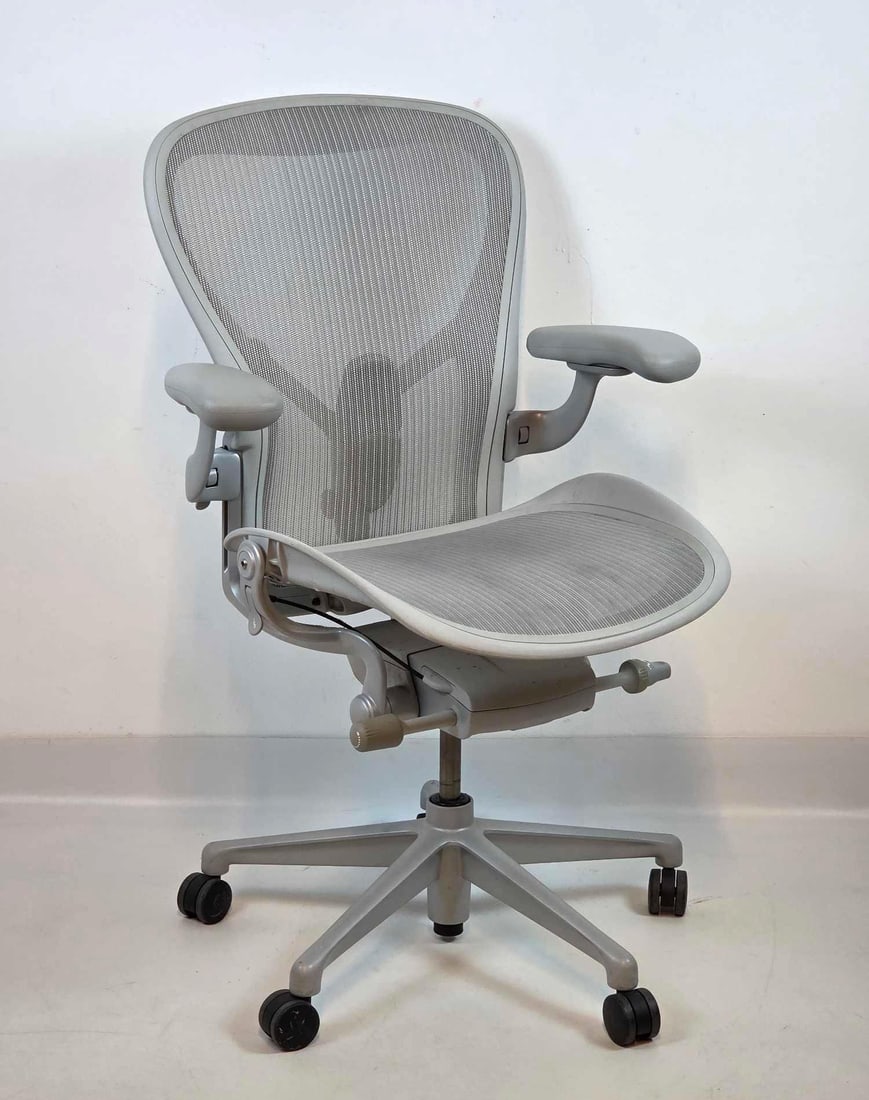 HERMAN MILLER GREY AERON CHAIR (1 of 11)