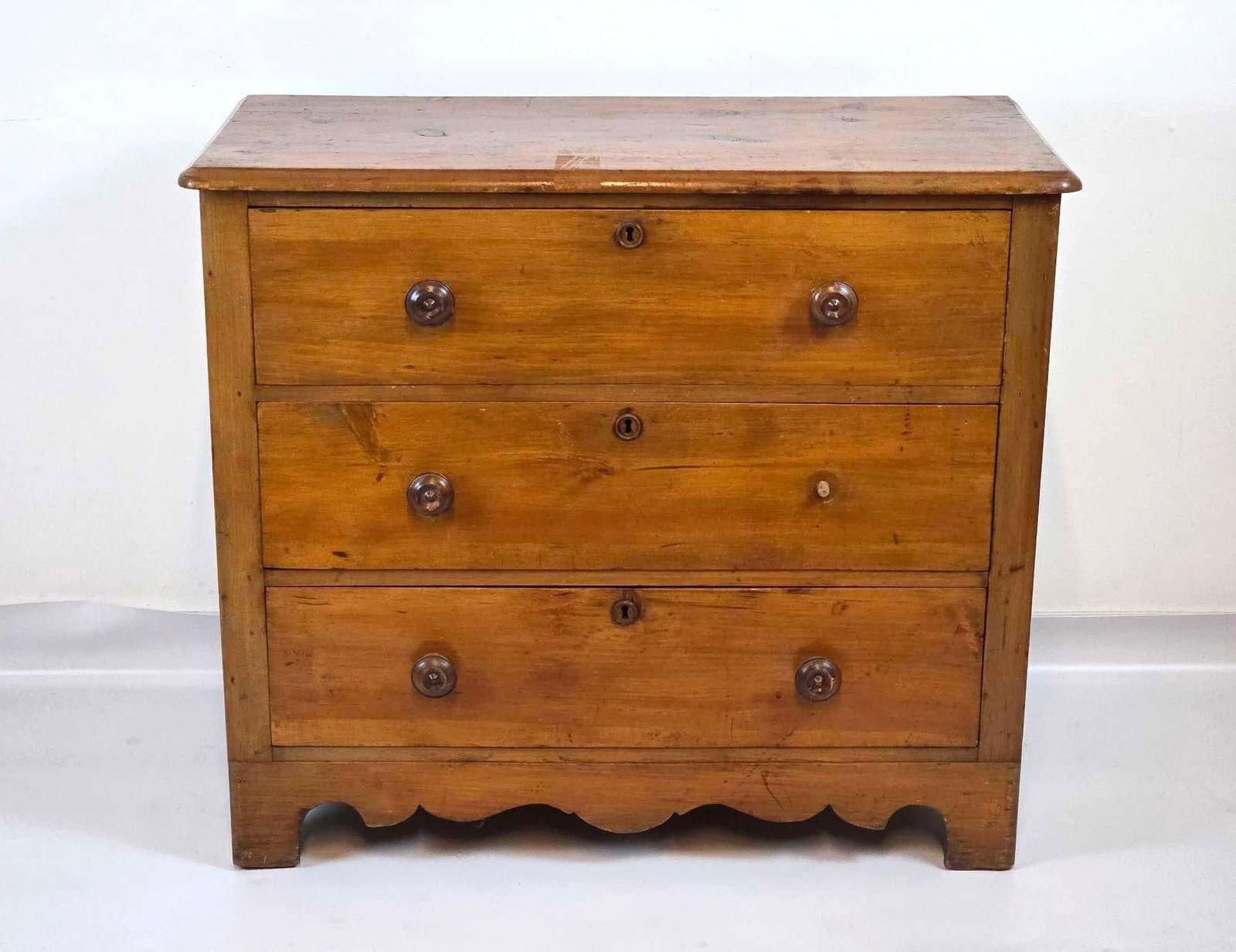 ANTIQUE PINE THREE DRAWER COTTAGE CHEST DRESSER (1 of 12)