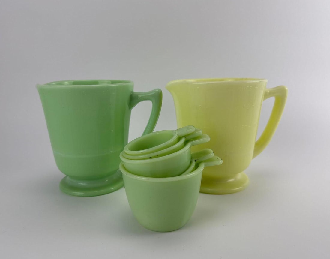 VINTAGE MCKEE CUSTARD GLASS AND JADEITE FOOTED MEASURING PITCHERS WITH JEANNETTE 4-PIECE MEAS CUP (1 of 18)