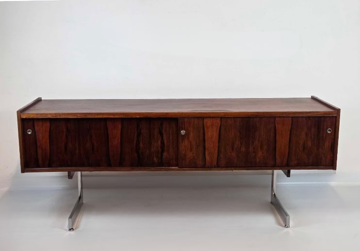 HUGH SPENCER ROSEWOOD AND CHROME FLOATING CREDENZA/CONSOLE: Mid-century modern floating credenza designed by Hugh Spencer, the award-winning Canadian designer best known for the Clairtone Project G stereo system (1964 Milan Triennale silver medal). Rosewood (p