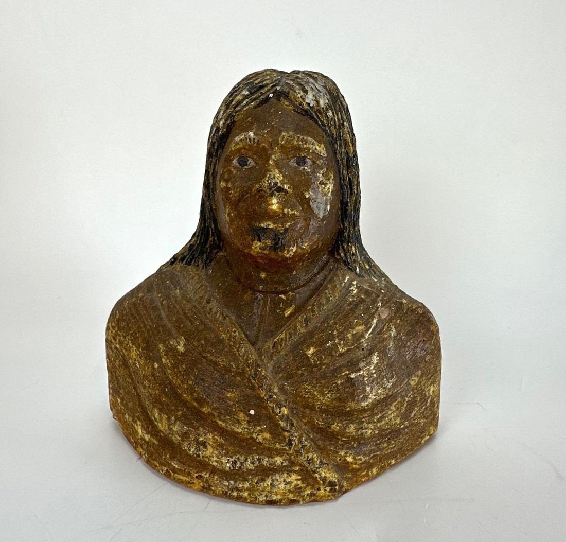 ANTIQUE 19TH CENTURY NEW ZEALAND MAORI CARVED KAURI GUM BUST: *An antique 19th-century New Zealand Maori folk art bust, hand-carved from native kauri gum (fossilized resin). The piece features a stylized portrait bust of a Maori figure draped in traditional atti
