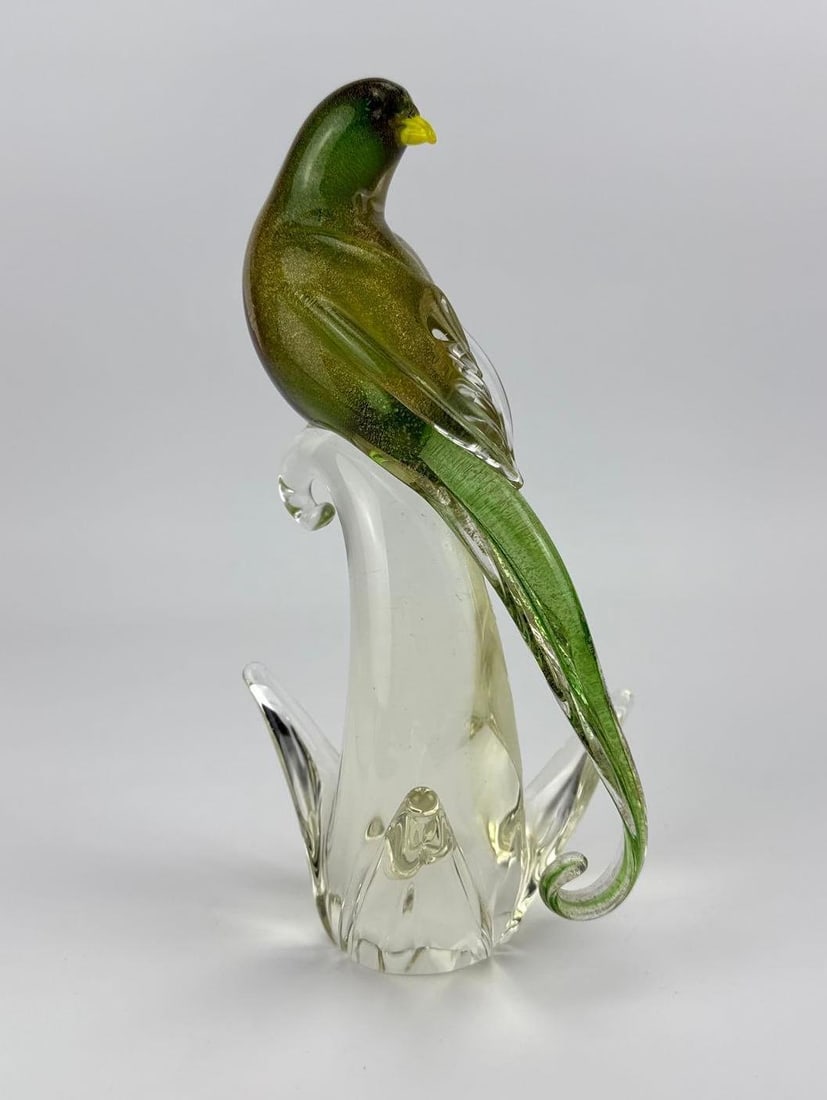 FORMIA VETRI DI MURANO GREEN AND GOLD ART GLASS QUETZAL SCULPTURE: Italian Murano art glass Quetzal / Bird of Paradise sculpture by Formia, featuring an olive-green body with gold aventurine foil inclusions, yellow beak, and a long curved green tail plume, perched on
