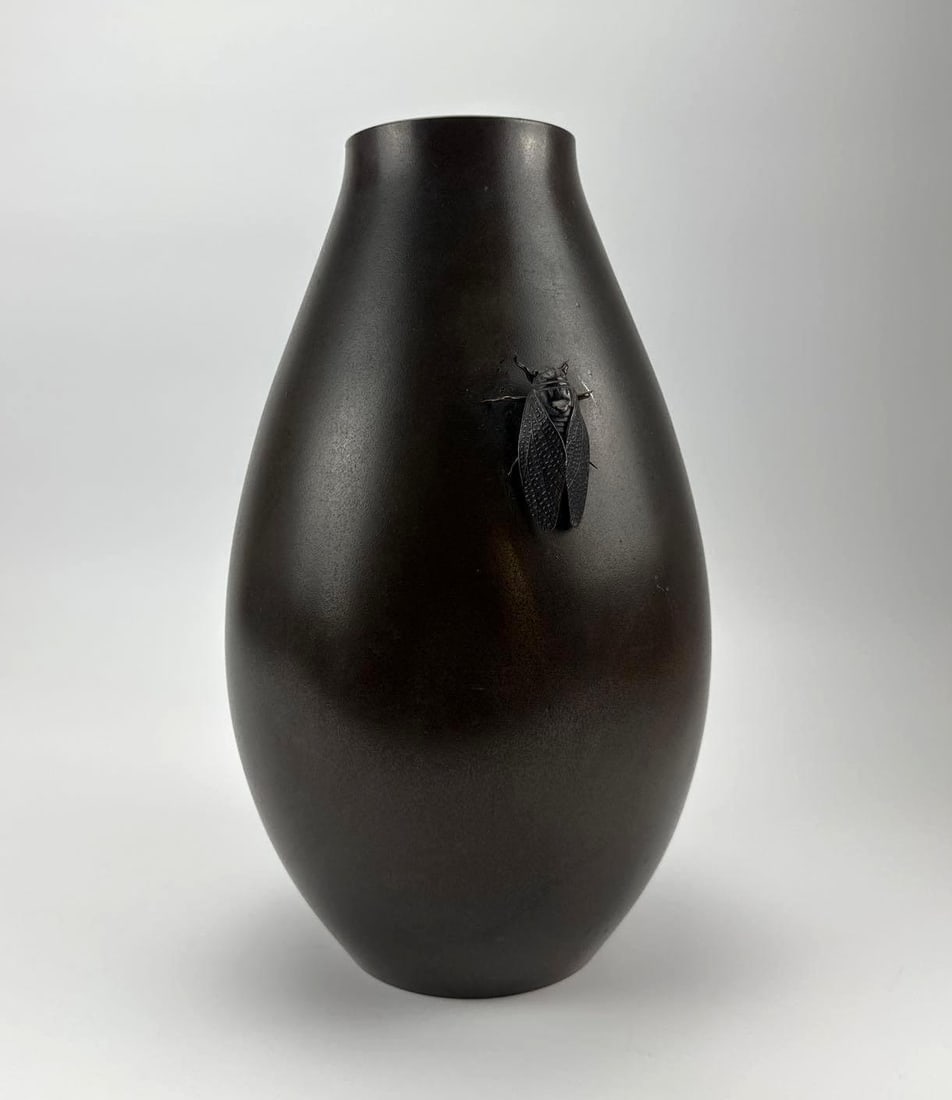 JAPANESE BRONZE VASE LIKELY MEIJI OR SHOWA PERIOD WITH CICADA RELIEF: Japanese bronze vase featuring a sleek baluster body with a smooth, warm dark patina, adorned with a highly detailed high-relief applied bronze cicada. GOOGLE TRANSLATE RESULTS IN JAPANESE FOR BOTTOM: