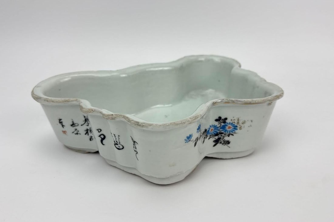 CHINESE PORCELAIN BUTTERFLY-FORM SHALLOW BOWL / NARCISSUS TRAY (1 of 8)