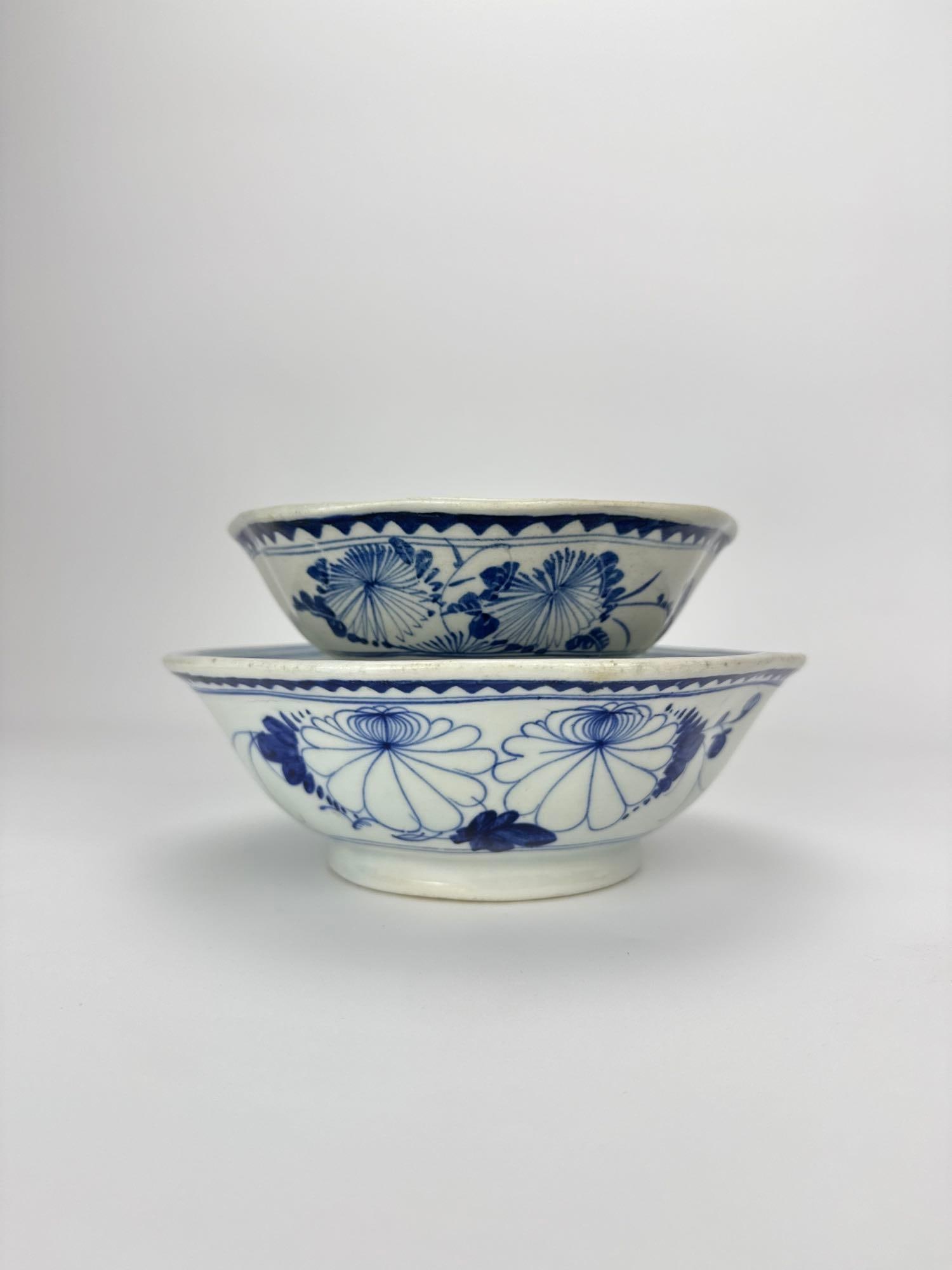 PAIR OF CHINESE / ASIAN BLUE AND WHITE FLORAL PORCELAIN BOWLS (1 of 11)