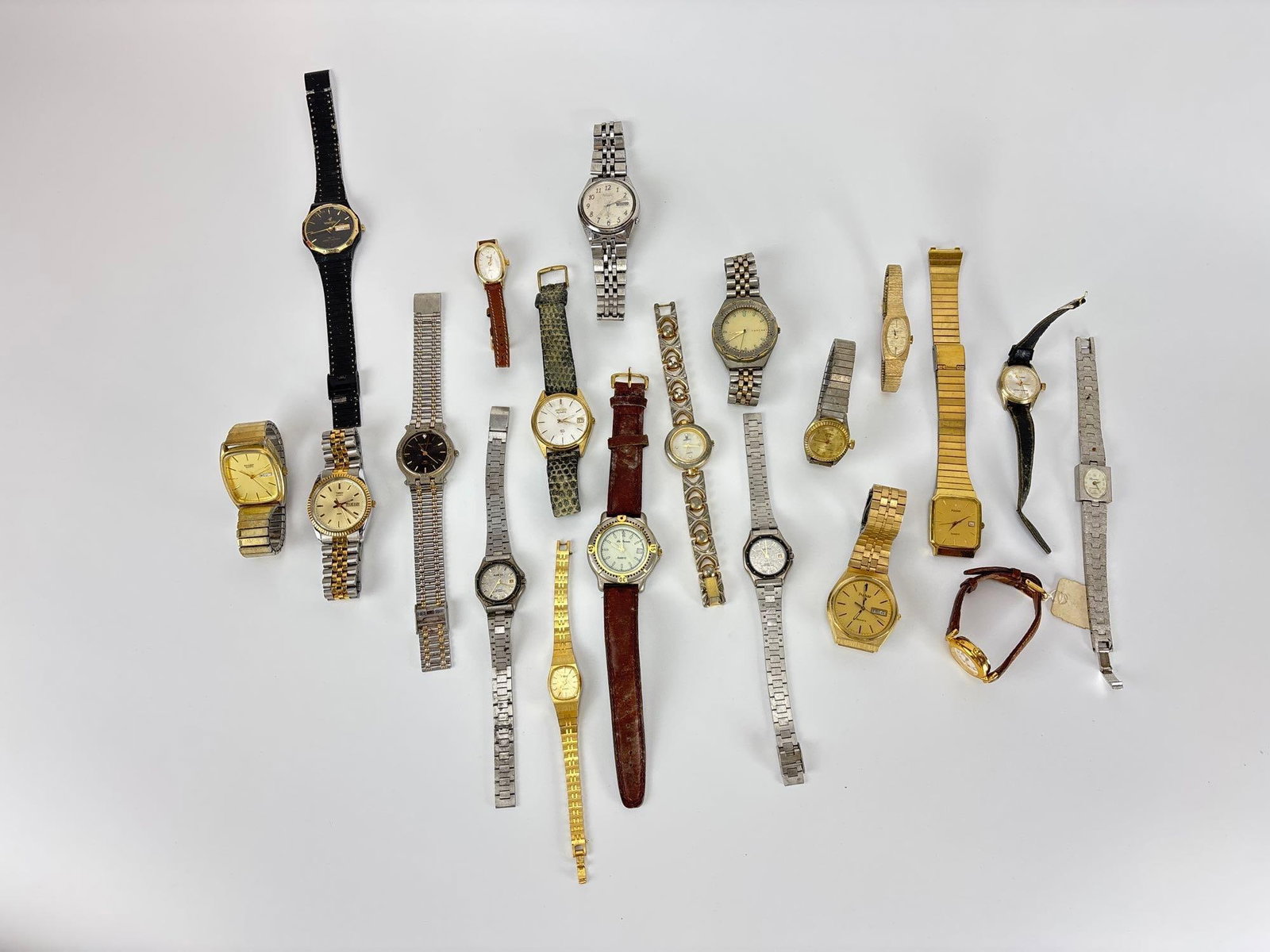 VINTAGE ASSORTED MEN'S AND WOMEN'S WRISTWATCH DISCOVERY LOT OF 20 (1 of 8)