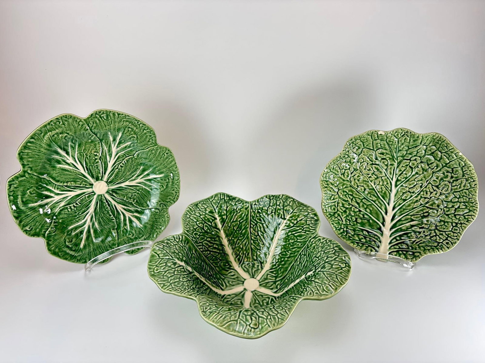 TRIO OF BORDALLO PINHEIRO PORTUGUESE MAJOLICA CABBAGE LEAF PLATTERS AND BOWL (1 of 11)