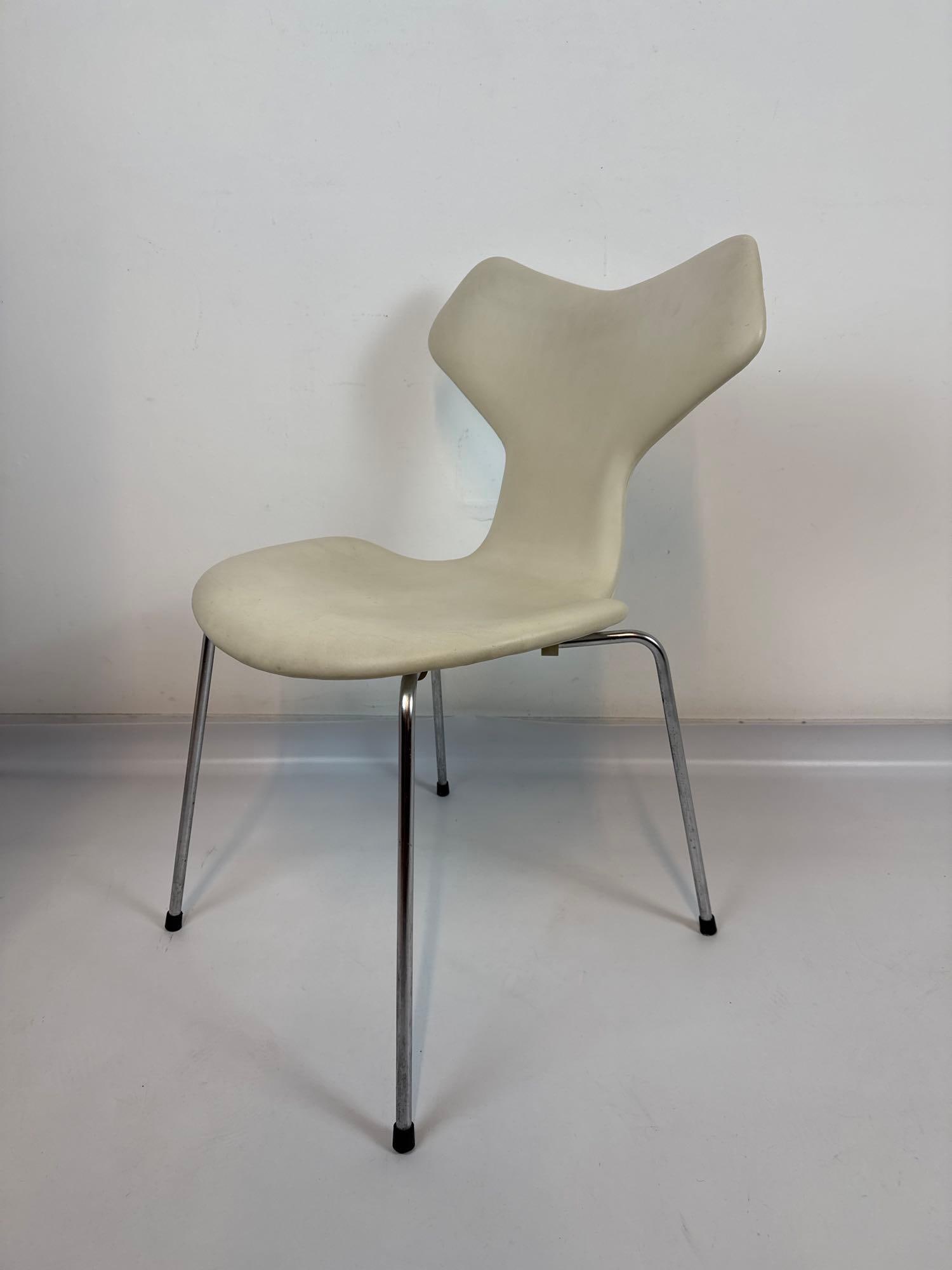 MID-CENTURY ARNE JACOBSEN FOR FRITZ HANSEN UPHOLSTERED GRAND PRIX CHAIR (1 of 8)