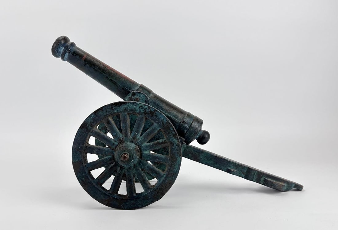 VINTAGE CAST METAL SIGNAL OR FIELD CANNON MODEL (1 of 13)