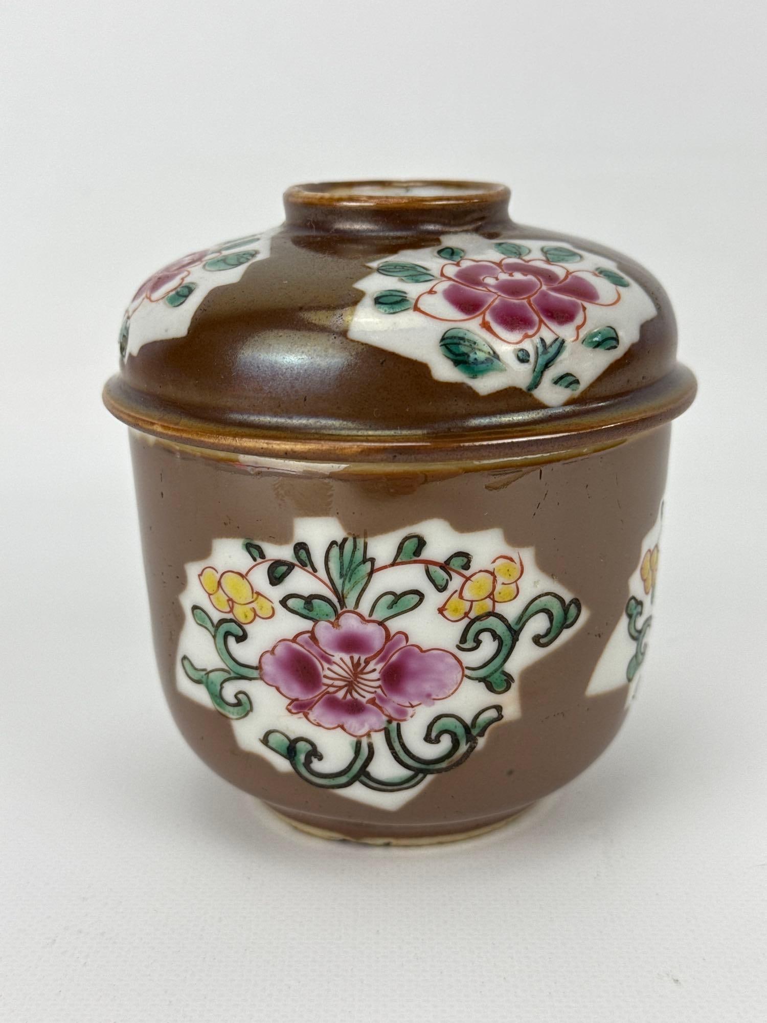 CHINESE EXPORT CHIEN LUNG QIANLONG SUGAR BOWL CA 1770 CAFE AU LAIT AND FAMILLE ROSE: *Antique 18th-century Chinese export porcelain covered sugar bowl from the Qianlong period circa 1770, covered on the exterior in a rich brown "café au lait" glaze interrupted by fan-shaped r