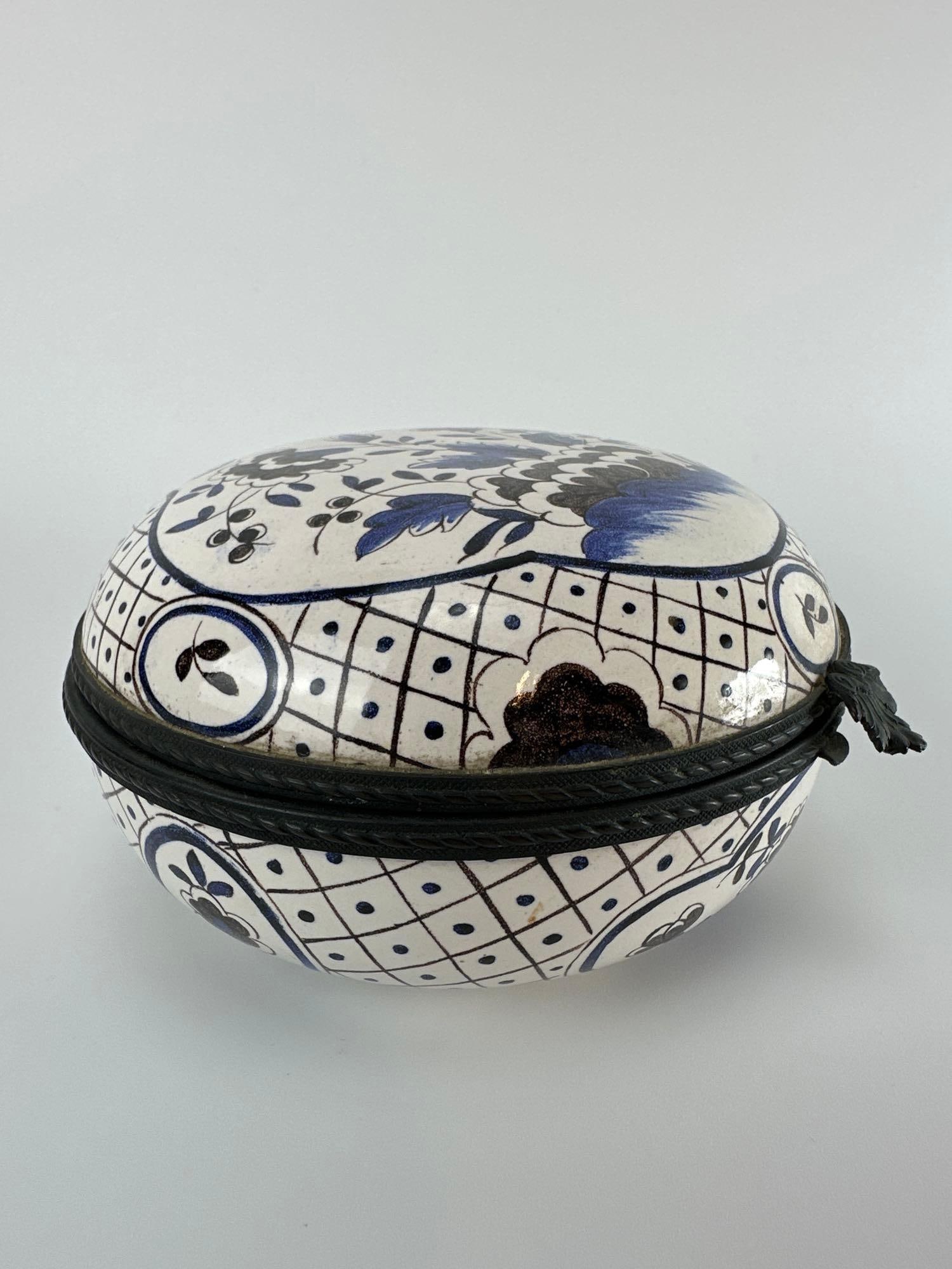 FRENCH DESVRES MAIOLICA DELFT STYLE HINGED POTTERY TRINKET CASKET (1 of 9)
