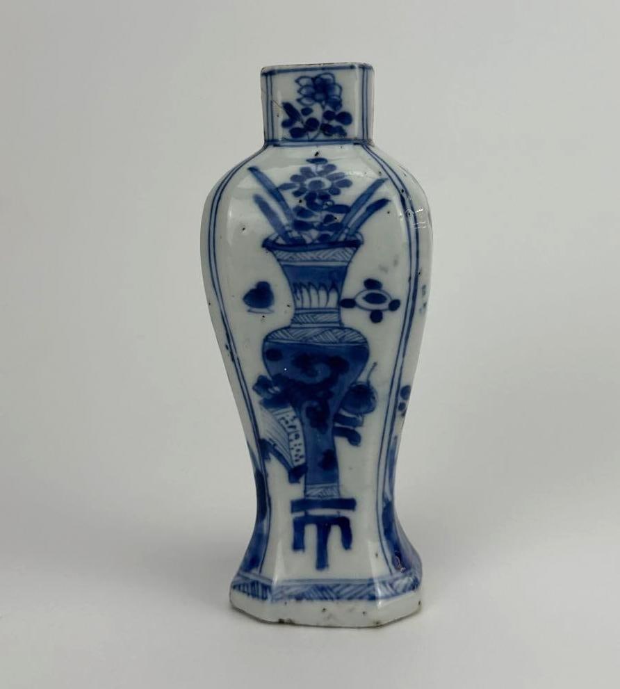 SMALL CHINESE BLUE AND WHITE PORCELAIN VASE (1 of 17)