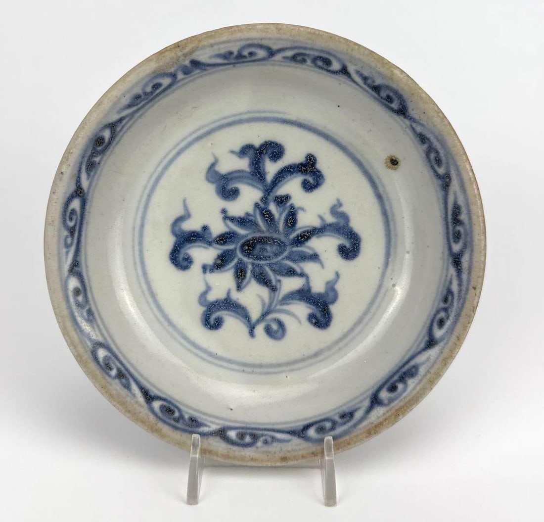 CHINESE BLUE AND WHITE PORCELAIN DISH (MING STYLE): Chinese blue and white porcelain dish with a central floral medallion and scrolling border Approximate Dimensions: 1.75" H x 6" Dia. Artist or Maker: Chinese blue and white porcelain; provinci
