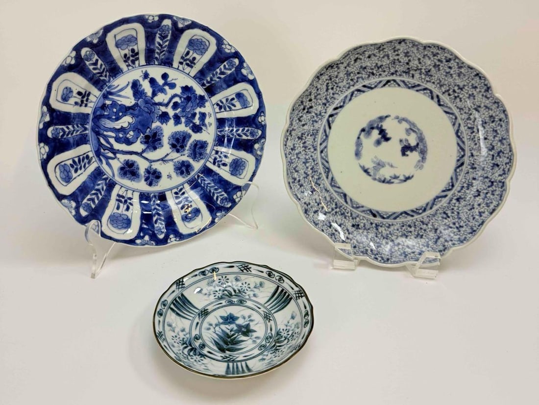 THREE CHINESE BLUE AND WHITE PORCELAIN DISHES (1 of 5)