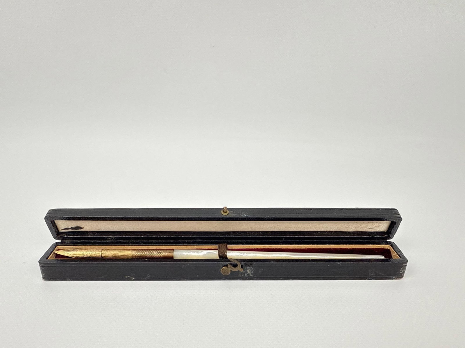 ANTIQUE MABIE TODD & CO. ANTIQUE FOUNTAIN PEN AND CASE (1 of 10)