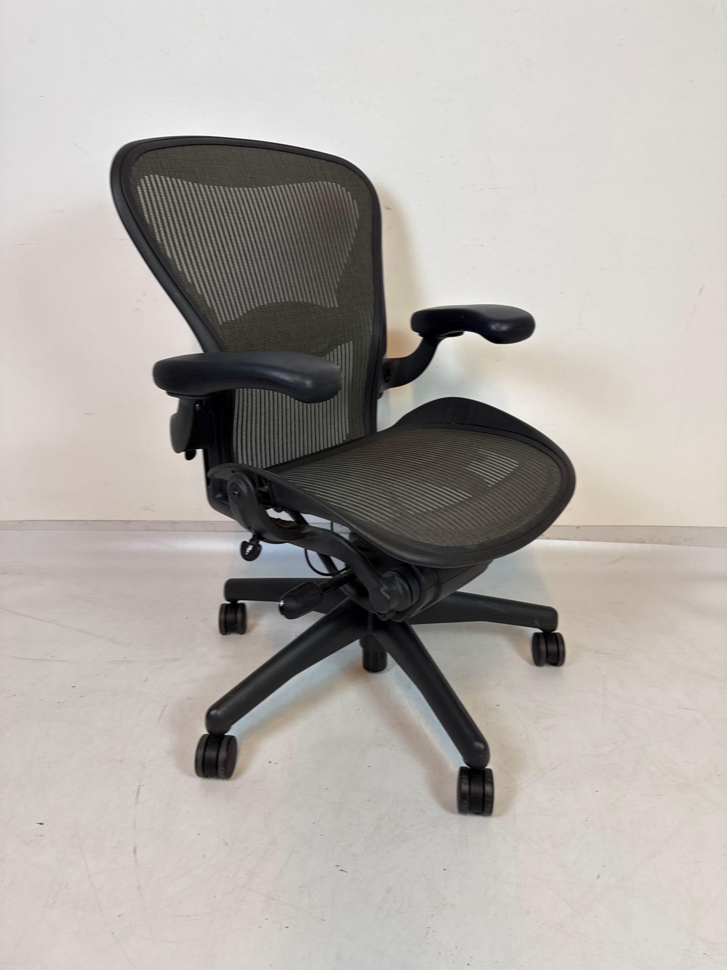 HERMAN MILLER AERON CLASSIC BLACK MESH ERGONOMIC TASK CHAIR (1 of 17)