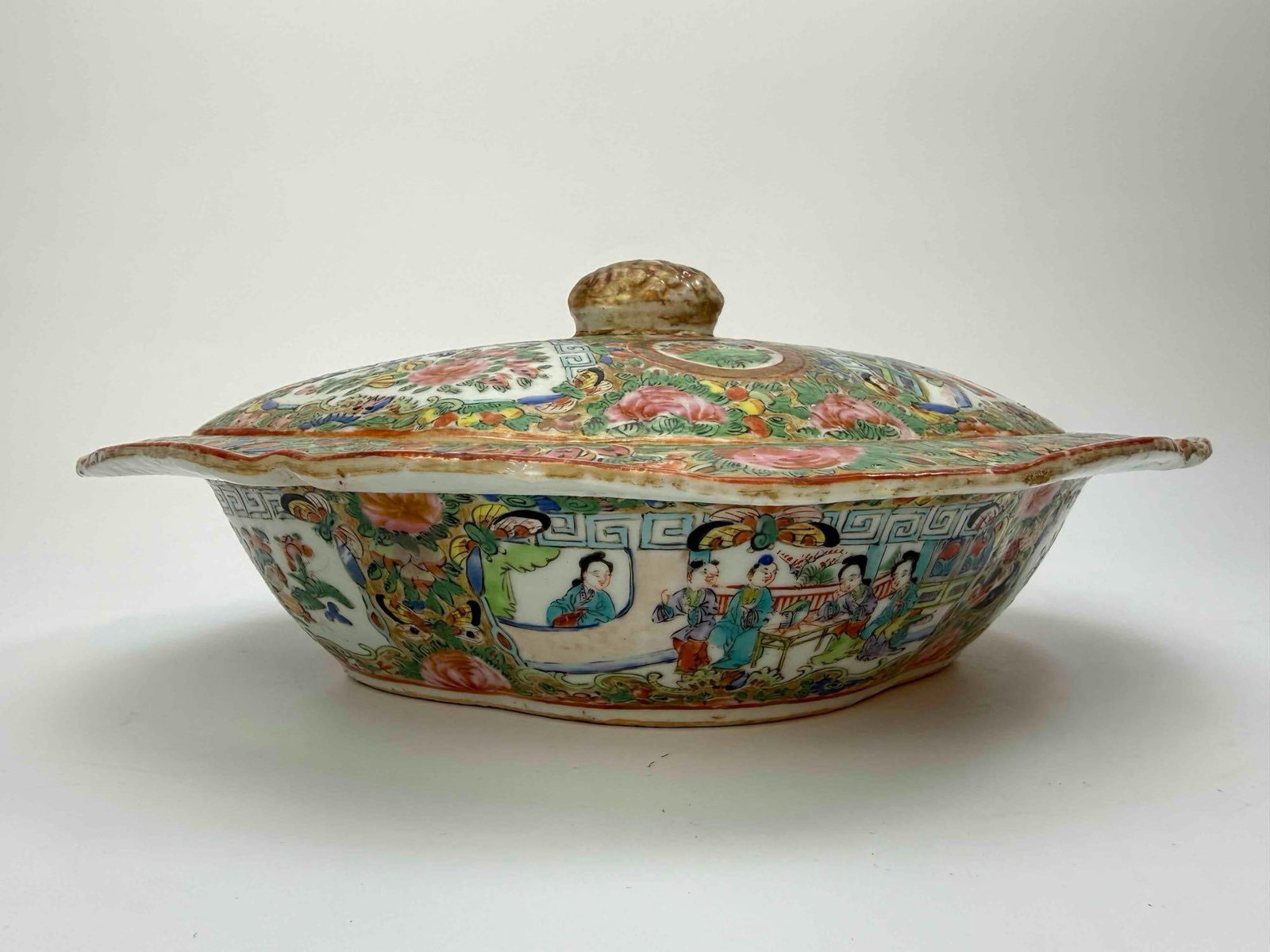 CHINESE EXPORT ROSE MEDALLION COVERED VEGETABLE DISH (1 of 5)