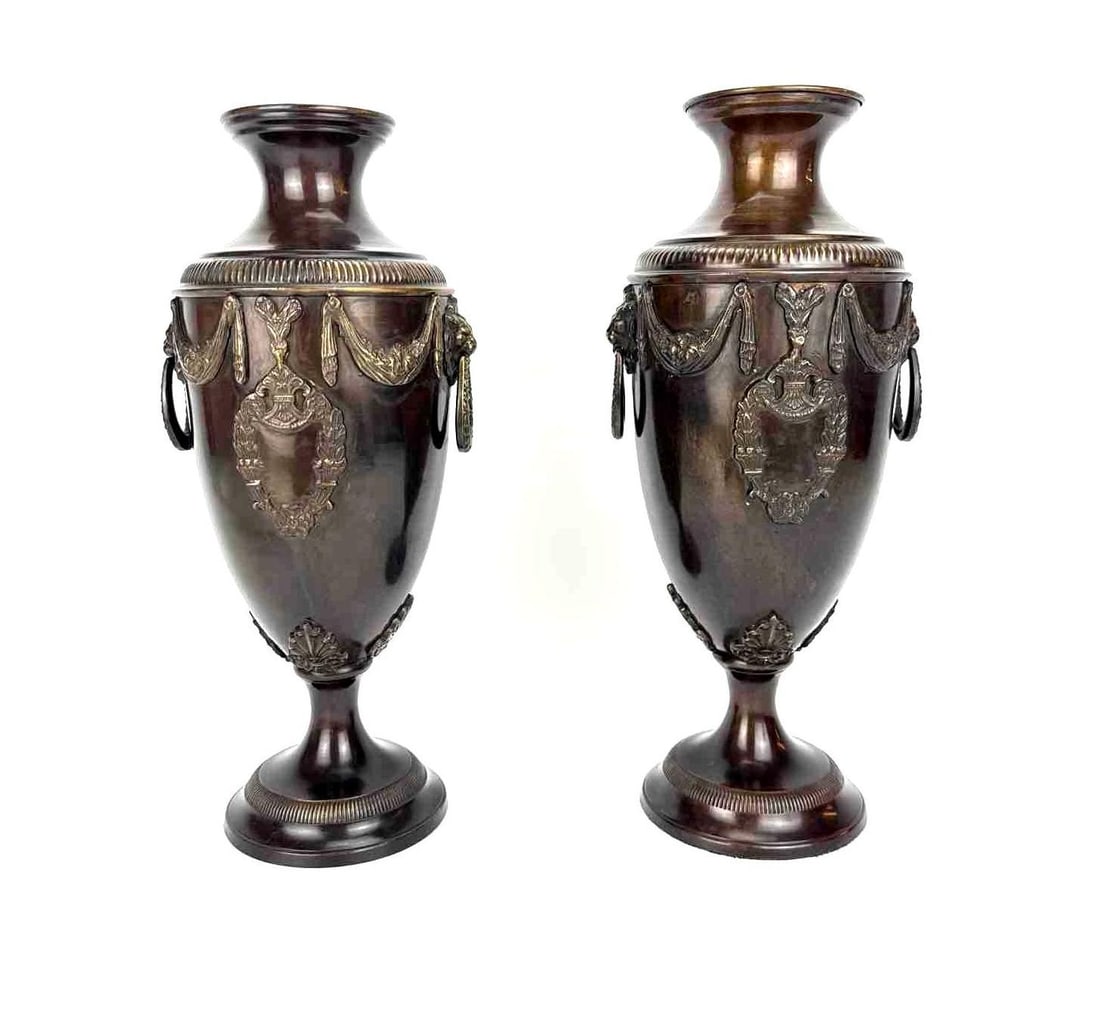 PAIR OF VINTAGE ETHAN ALLEN NEOCLASSICAL BRONZE FINISH DECORATIVE URNS LAUREL SWAG ACANTHUS: Pair of neoclassical baluster urns in bronzed metal, each with lion mask and loose ring handles below a gadrooned collar, husk swags to the shoulders and acanthus mounts above the spreading circular f