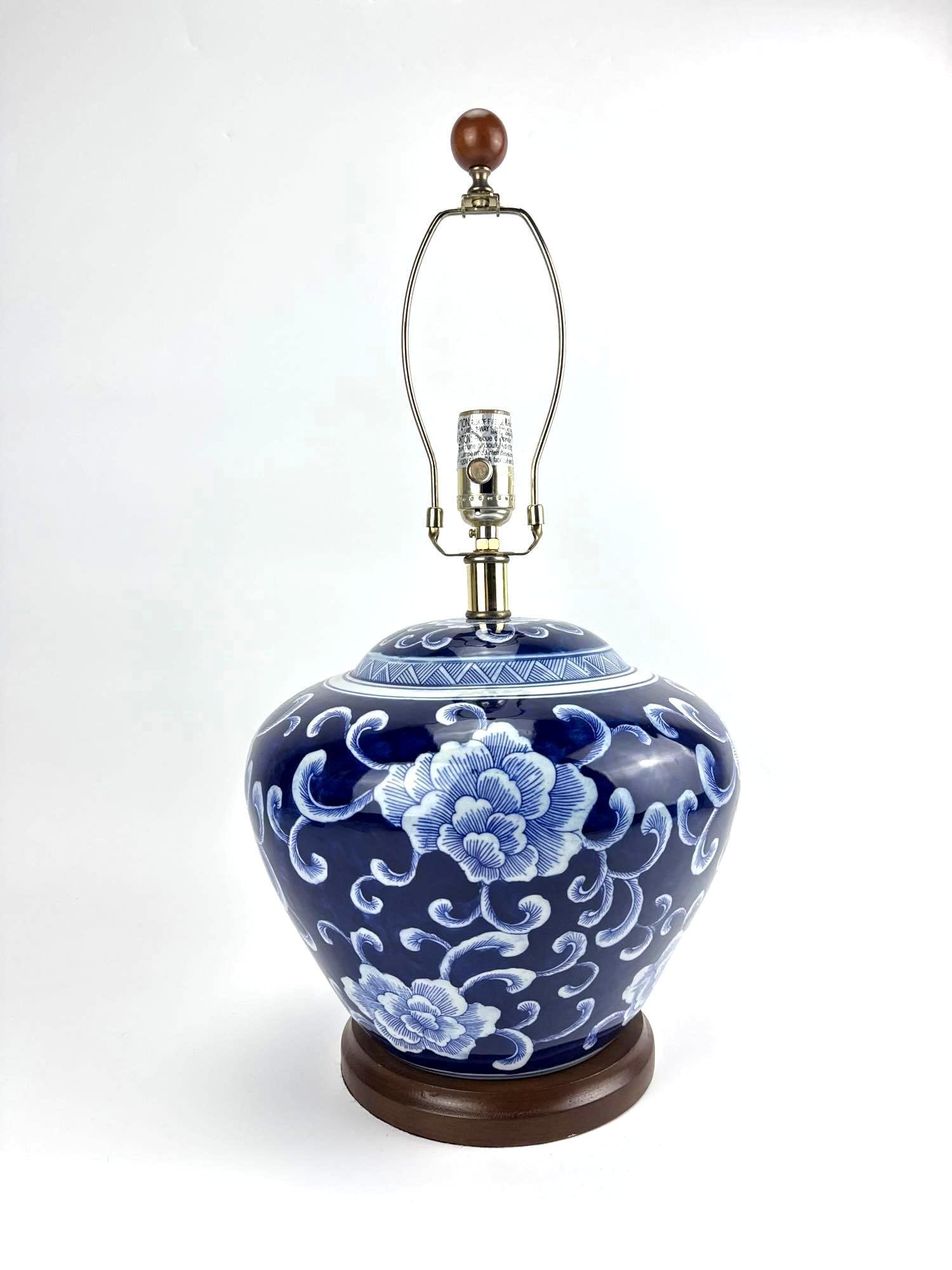 RALPH LAUREN BLUE AND WHITE PORCELAIN PEONY JAR TABLE LAMP WITH LINEN SHADE (1 of 13)