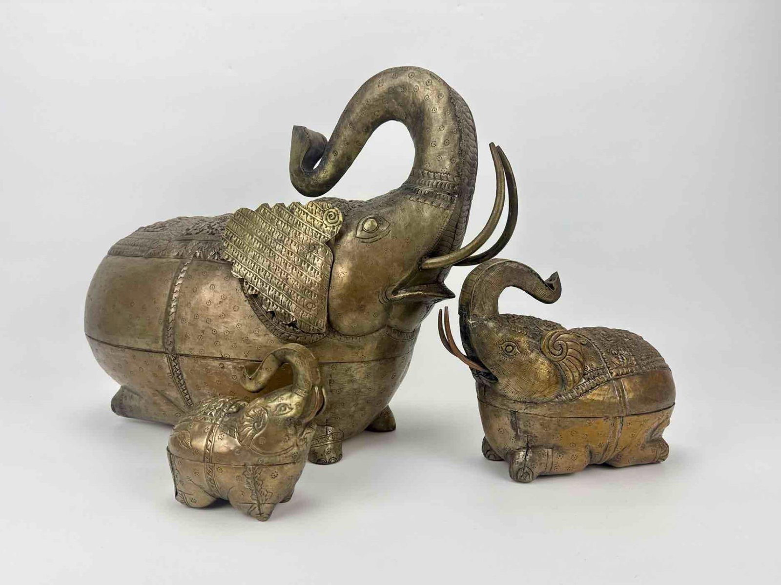 LOT OF THREE SOUTHEAST ASIAN ELEPHANT FORM BETEL NUT BOXES, WHITE METAL (1 of 9)