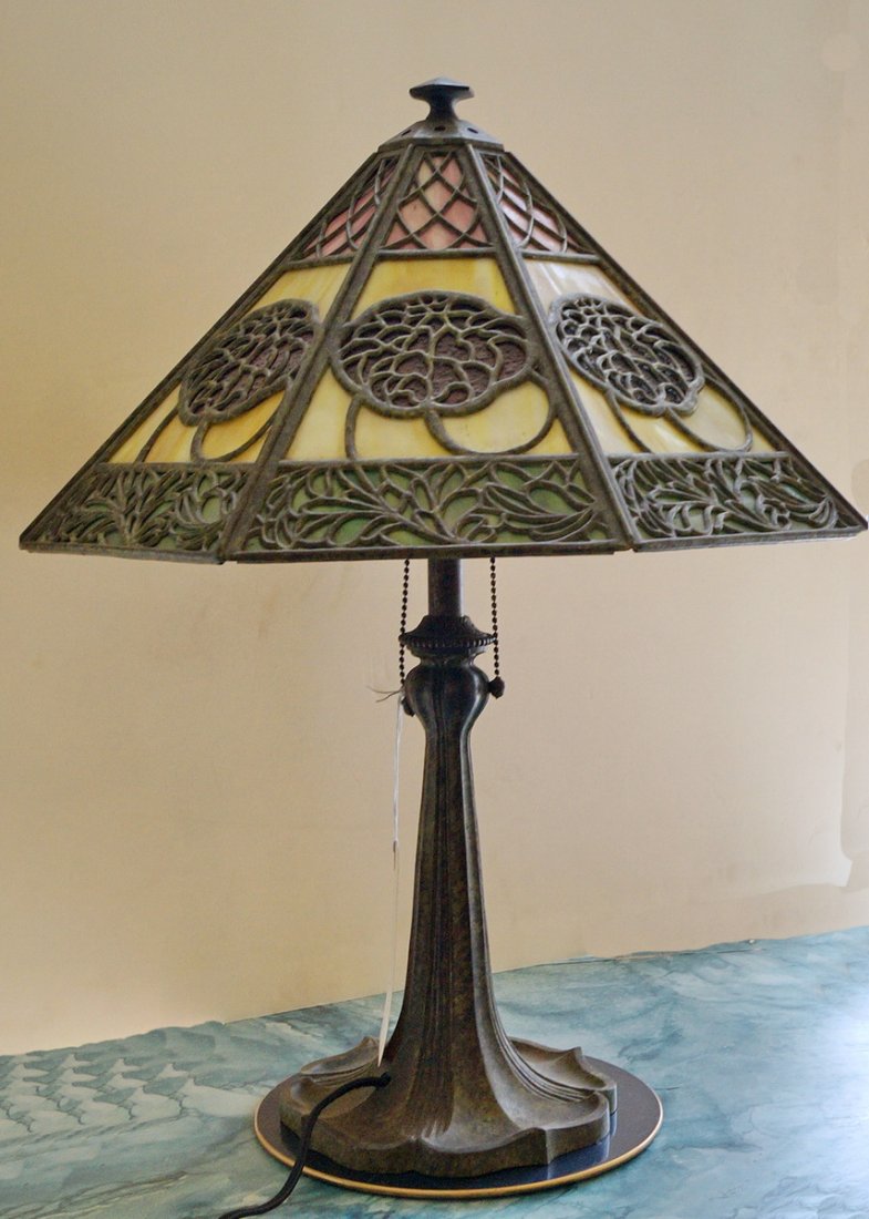 BRADLEY & HUBBARD SLAG GLASS TABLE LAMP (1 of 5)