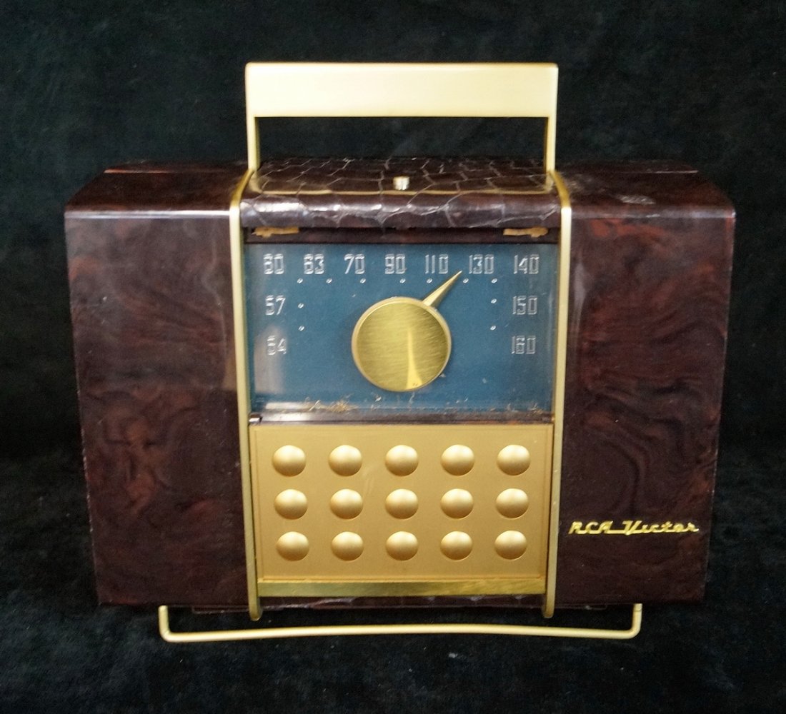 VINTAGE RCA VICTOR RADIO (1 of 2)