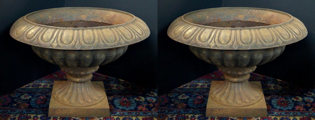 PR. LARGE CLASSIC IRON GARDEN URNS (1 of 5)