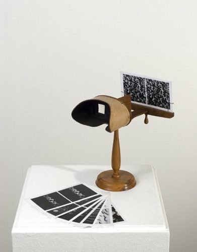 VIK MUNIZ - PRINCIPIA 1997/02: A RARE VIK MUNIZ ART WORK MADED FOR THE MAM/SP MUSEUM, SAO PAULO. THE ARTIST CREATED 100 PIECES FOR A LIMITED EDITION.STEREOSCOPIC WHIT BLACK AND WHITE PHOTO. THE MUSEUM HAS ONLY TWO PIECES IN HEAP.FO