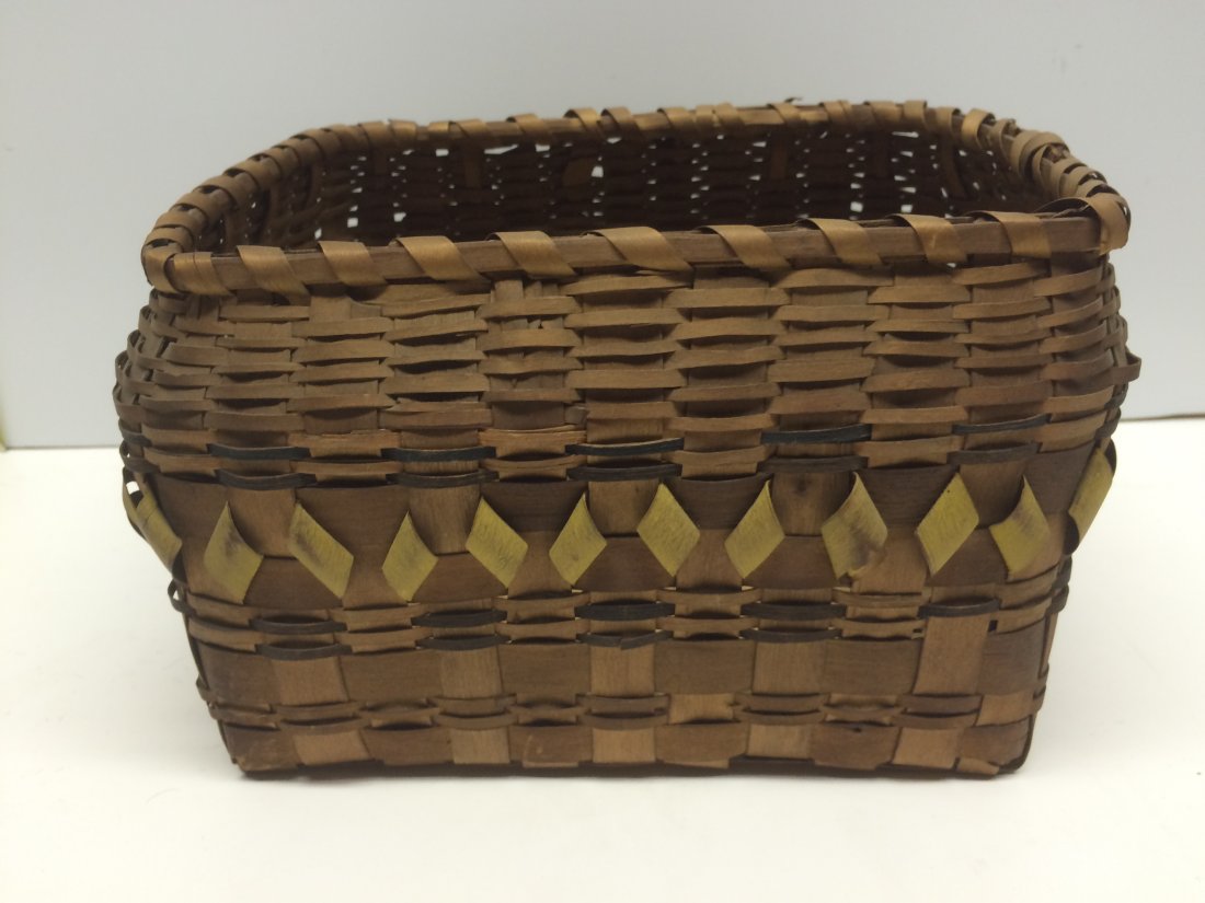 INDIAN BASKET 6 INCHES TALL: INDIAN BASKET 6 INCHES TALL IN GOOD CONDITION WITH VERY SMALL DAMAGE { SEE PICTURES ] WE OFFER IN HOUSE SHIPPING