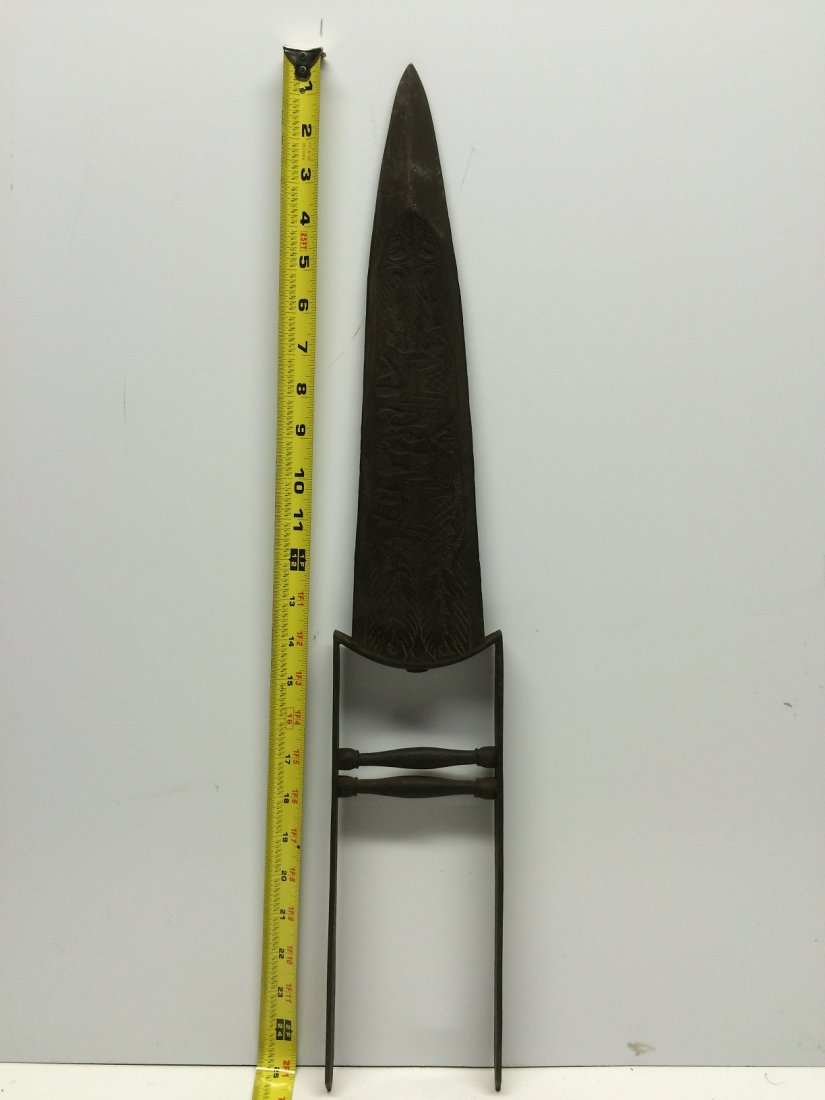 TRIBAL WEAPON VERY DETAILED: TRIBAL WEAPON 25 INCHES TALL VERY DETAILED METAL IN VERY GOOD CONDITION. WE OFFER IN HOUSE SHIPPING