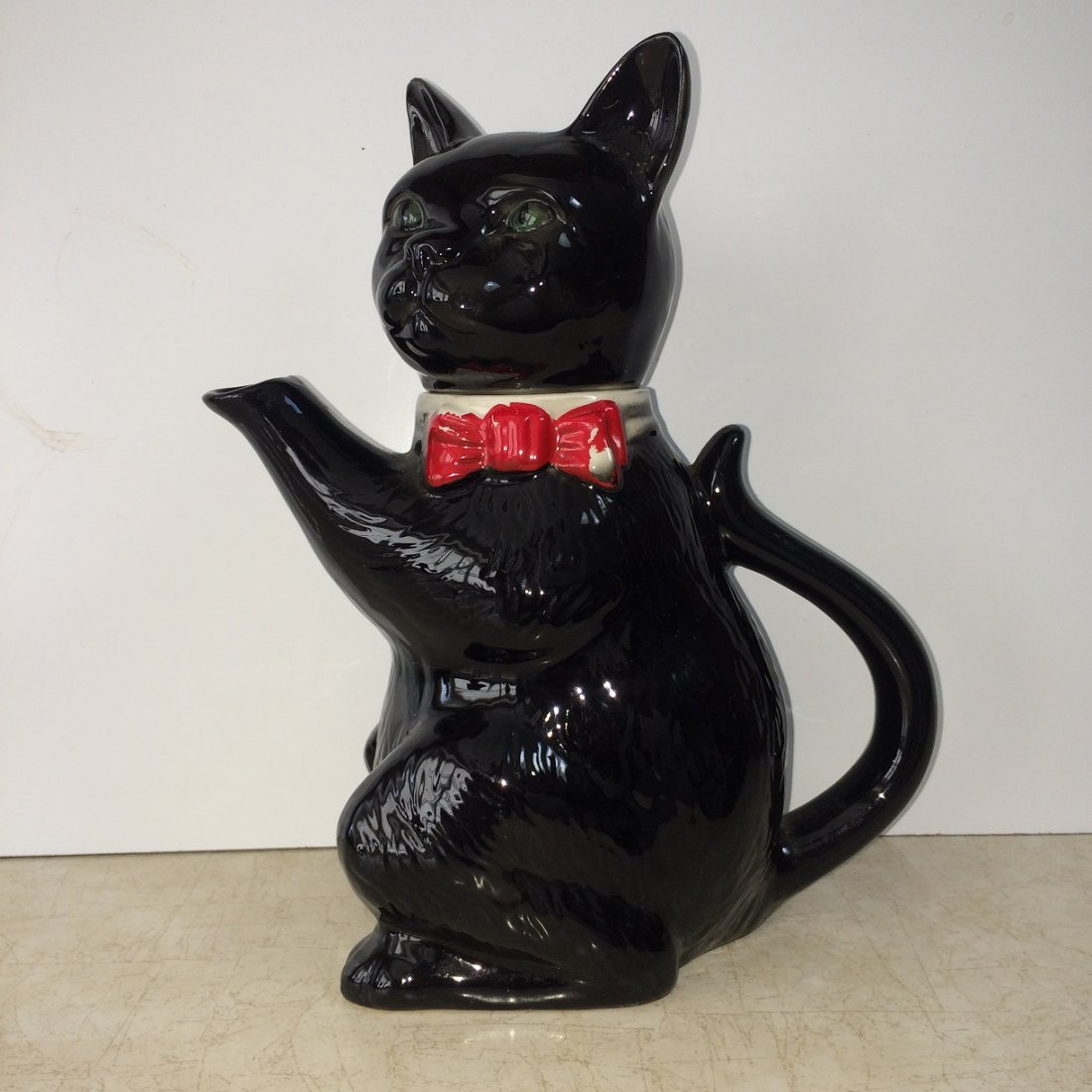 TONY WOODS VINTAGE TEA POT: VINTAGE TONY WOODS TEA POT MEASURES IT IS IN GOOD CONDITION. WE OFFER IN HOUSE SHIPPING