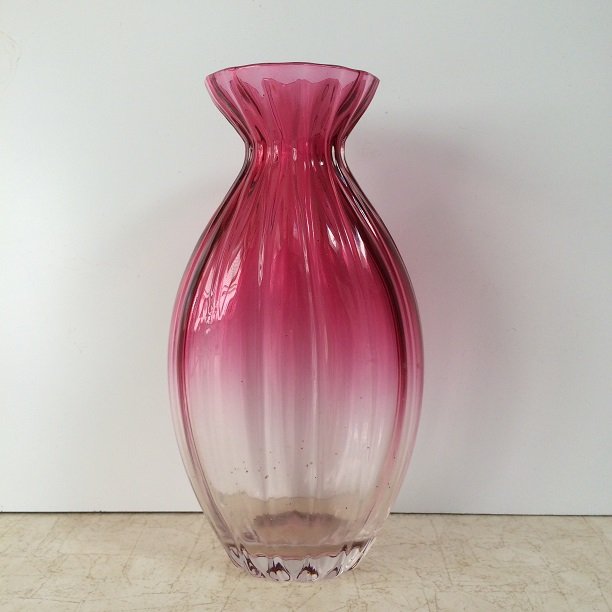 VAL LAMBURT 7 INCH SIGNED VASE: VAL LAMBURT 7 INCH TALL SIGNED VASE IN GOOD CONDITION WE OFFER IN HOUSE SHIPPING