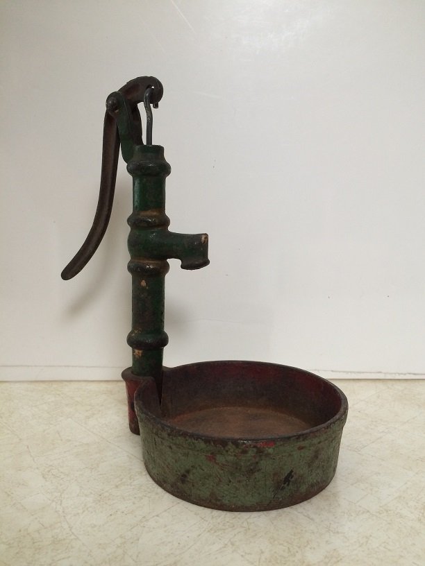 ANTIQUE CAST IRON TOY WATER PUMP: ANTIQUE CAST IRON TOY WATER PUMP,MEASURES 8 INCHES TALL IT IS IN ORIGINAL CONDITION WITH ORIGINAL PAINT. CONDITION IS GOOD FOR ITS AGE AND WE OFFER IN HOUSE SHIPPING
