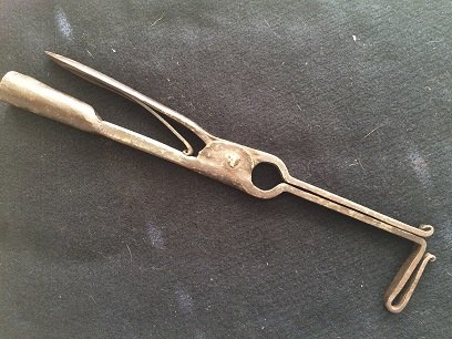 ANTIQUE RUSH KIGHT: ANTIQUE RUSH LIGHT CAST IRON , MEASURES 13 INCHES LONG , IT IS IN GOOD CONDITION . WE OFFER IN HOUSE SHIPPING