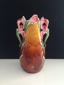 VINTAGE MAJOLICA POTTERY VASE: VINTAGE MAJOLICA POTTERY VASE MEASURES 5.5 INCHES TALL HAS MARKINGS ON BOTTOM , AND IS GOOD CONDITION. WE OFFER IN HOUSE SHIPPING
