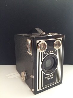 VINTAGE KODAK BROWNIE CAMERA: VINTAGE KODAK BROWNIE TARGET SIX 16 CAMERA MEASURES 5 INCHES BY 5 INCHES IT IS IN GOOD CONDITION ,WE OFFER IN HOUSE SHIPPING