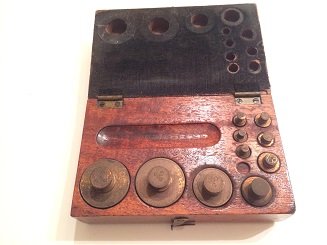 ANTIQUE WEIGHTS IN ORIGINAL WOOD BOX: ANTIQUE WEIGHTS IN ORIGINAL WOOD BOX 10 WEIGHTS IN ALL GOOD CONDITION , WE OFFER IN HOUSE SHIPPING