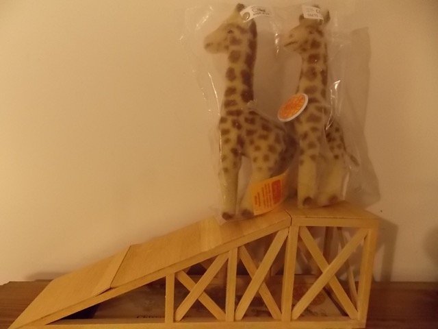 Pair Steiff Arche Giraffes (1 of 3)