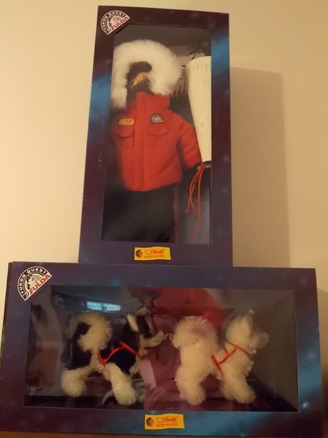 Steiff Yukon Quest Husky Set With Musher: Steiff Yukon Quest Husky Set With Musher. Musher is approx. 15 inches tall and dogs approx. 6 x 5 inches.