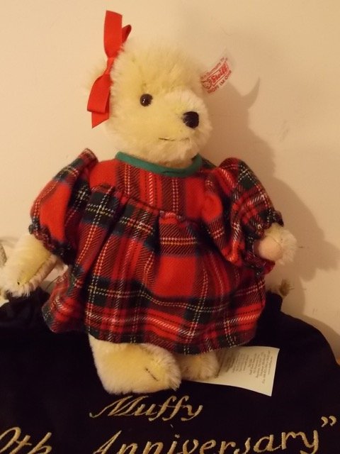 Steiff Muffy 20th Anniversary North American Exclusive: Steiff Muffy 20th Anniversary North American Exclusive. Approx. 8 inches.