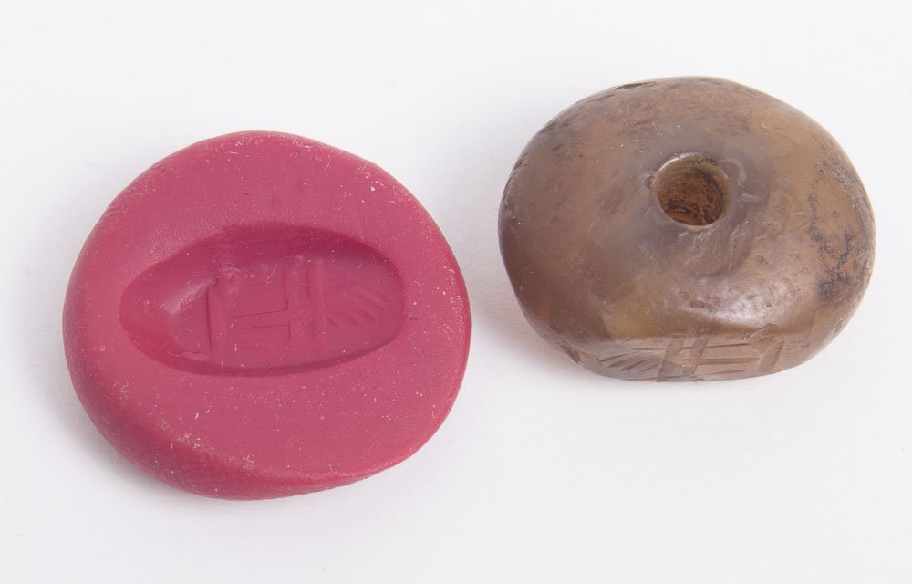 Ancient Sasanian Agate Stamp Seal c.6th century AD.: Ancient Sasanian Agate Stamp Seal c.6th century AD. Size 23 mm. Large red agate (carnelian) Stamp seal with Fire Altar. Condition: minor ware and old chips otherwise perfect. Provenance: from the esta