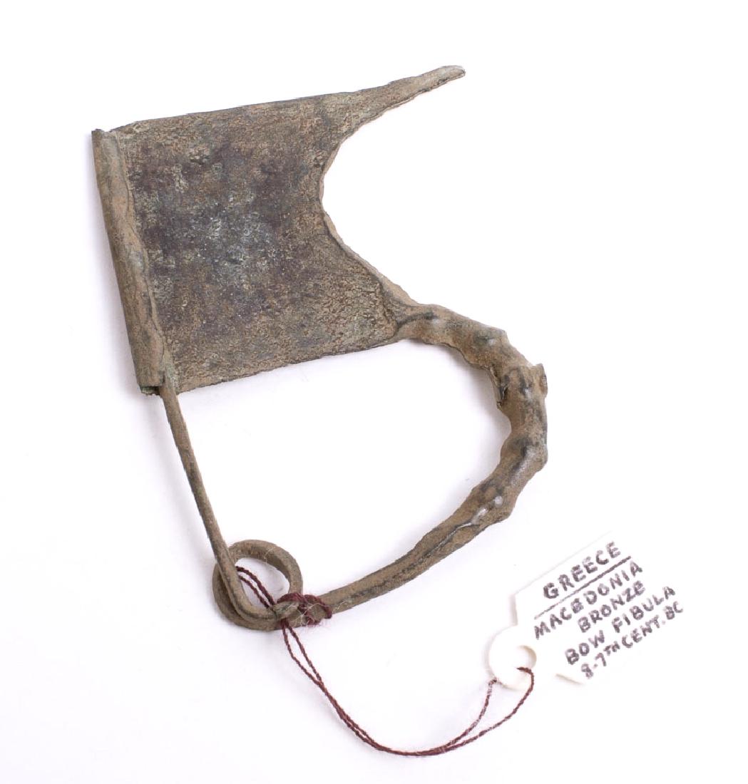Ancient Greece Bronze Bow Fibula c.8th century BC.: Ancient Greece Bronze Bow Fibula c.8th century BC. Size 2 1/2 inches length. Condition: perfect.Provenance: from the estate of Robert Thompson of Philadelphia, Pennsylvania. Bob represented the extens