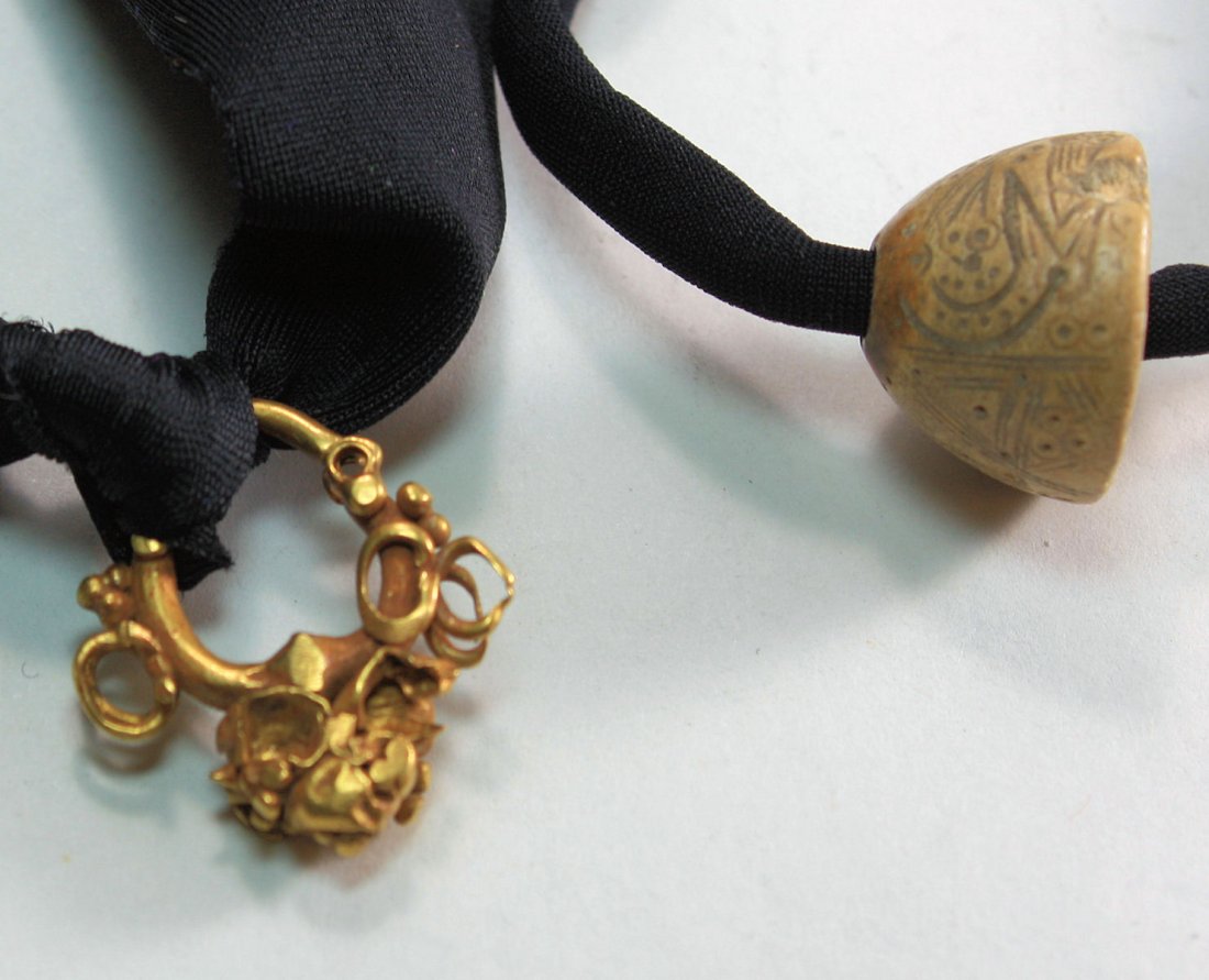 Lot of 5 Ancient Roman Stone, Glass beads, gold earring (1 of 4)