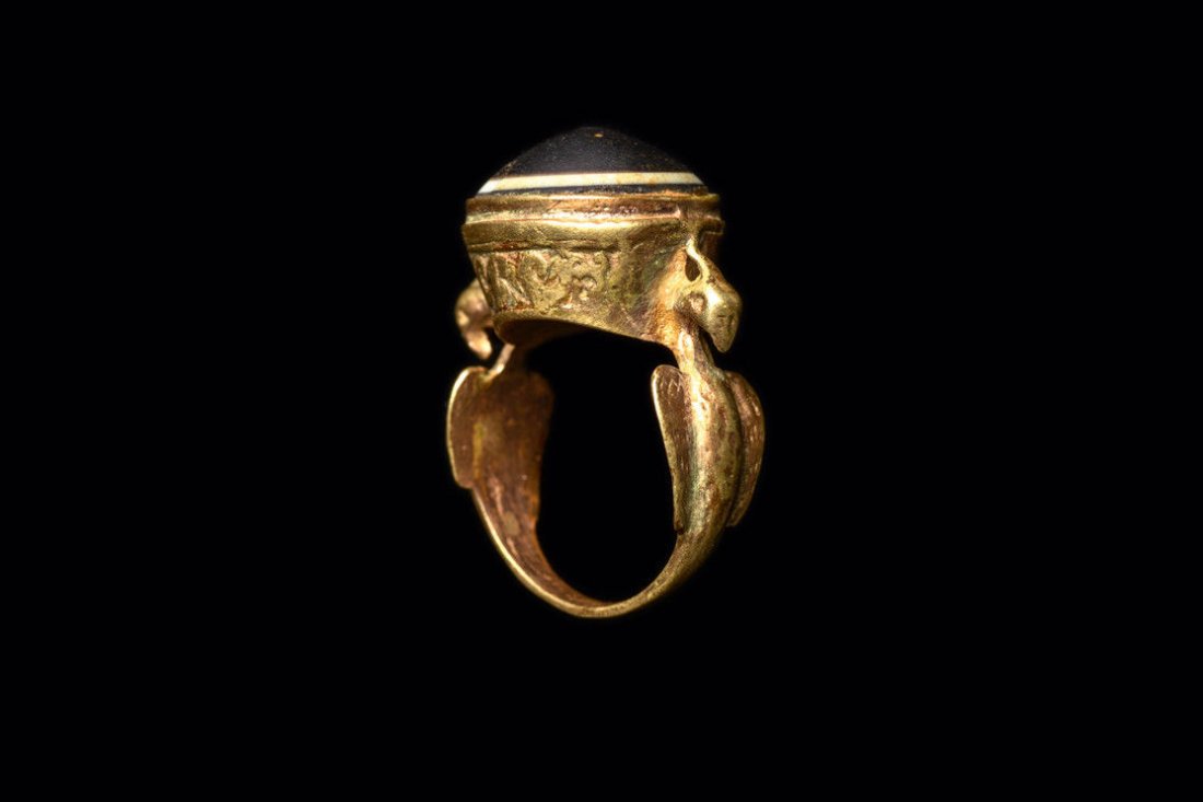 Ancient Islamic Gold Ring with Bactrian Agate  Ca. 1000 (1 of 3)